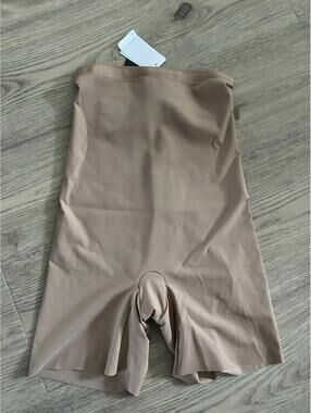 NWT Wacoal shapewear thigh shaper neutral color, style number 808387 Medium